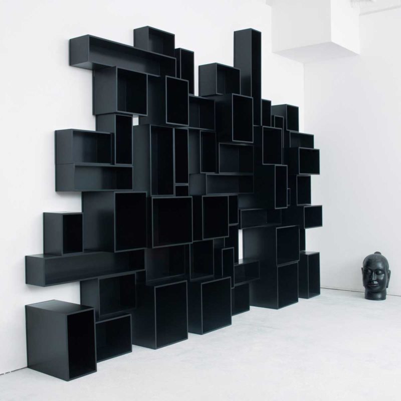 Bibliothèque modulable avec des cubes noirs