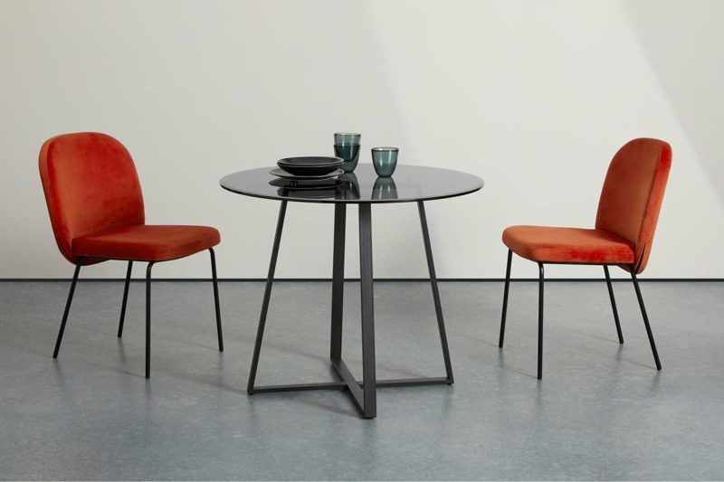 Style design pour cette table ronde noire en verre