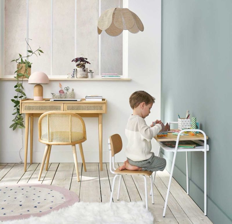 Espace créatif pour enfant avec bureau design blanc