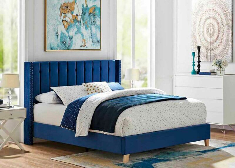 Chambre lumineuse avec lit en velours bleu