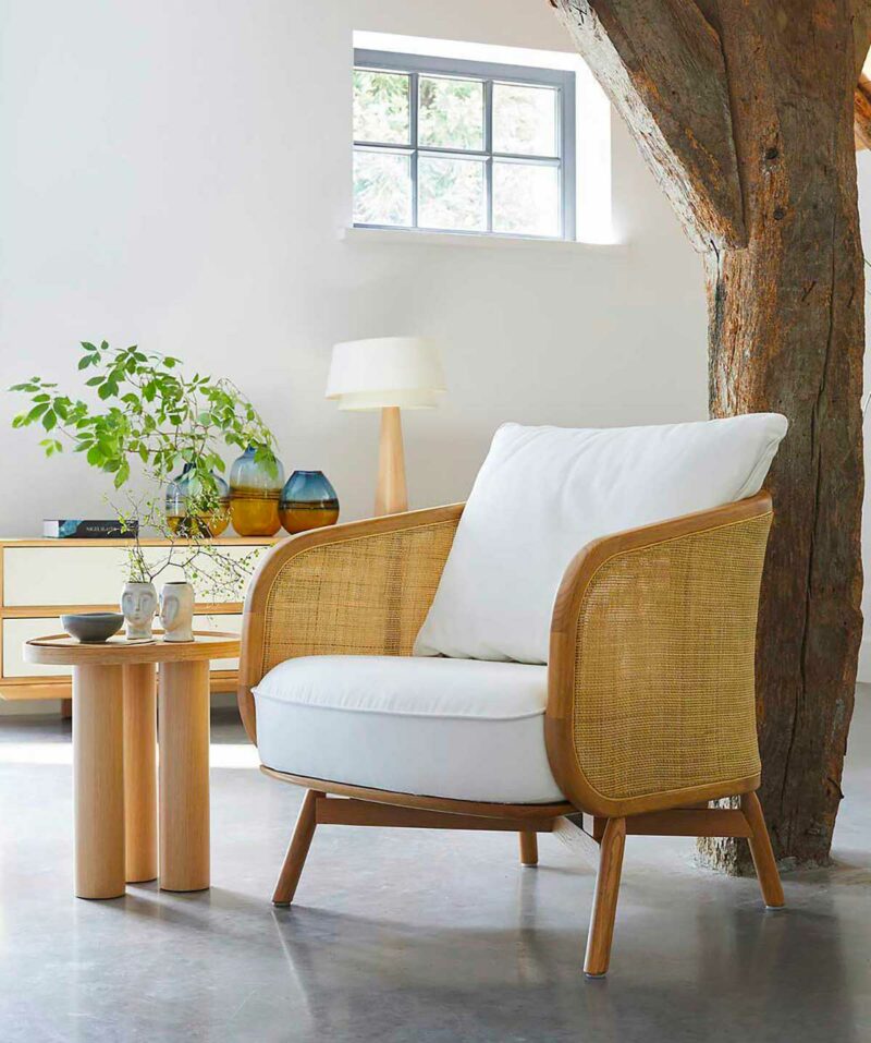 Mariage du tissu blanc et du rotin pour cette assise