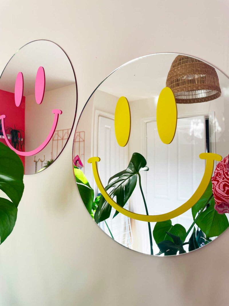 Un miroir original avec le design du fameux smiley