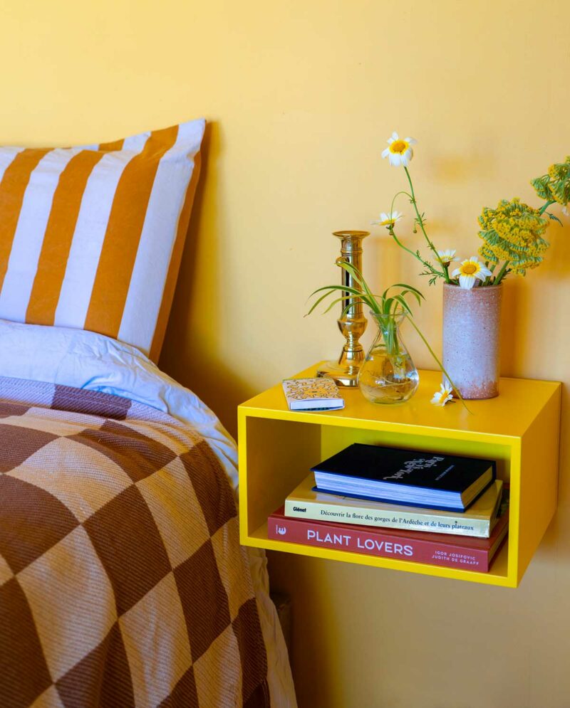 Etagere table de nuit suspendue creee avec un cube jaune