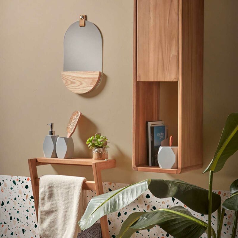 Idée de petite étagère porte-serviette à installer sur un mur