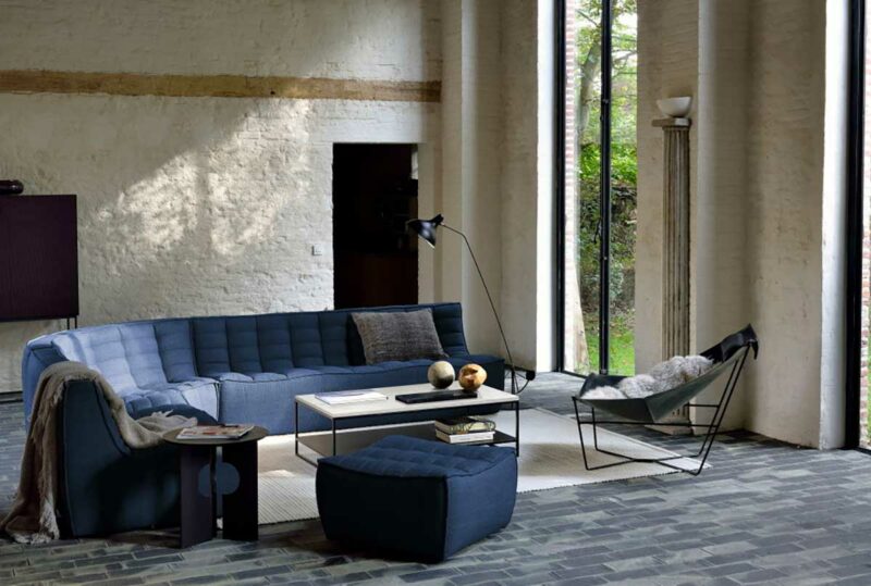 Angle arrondi pour ce canapé bleu gris anthracite