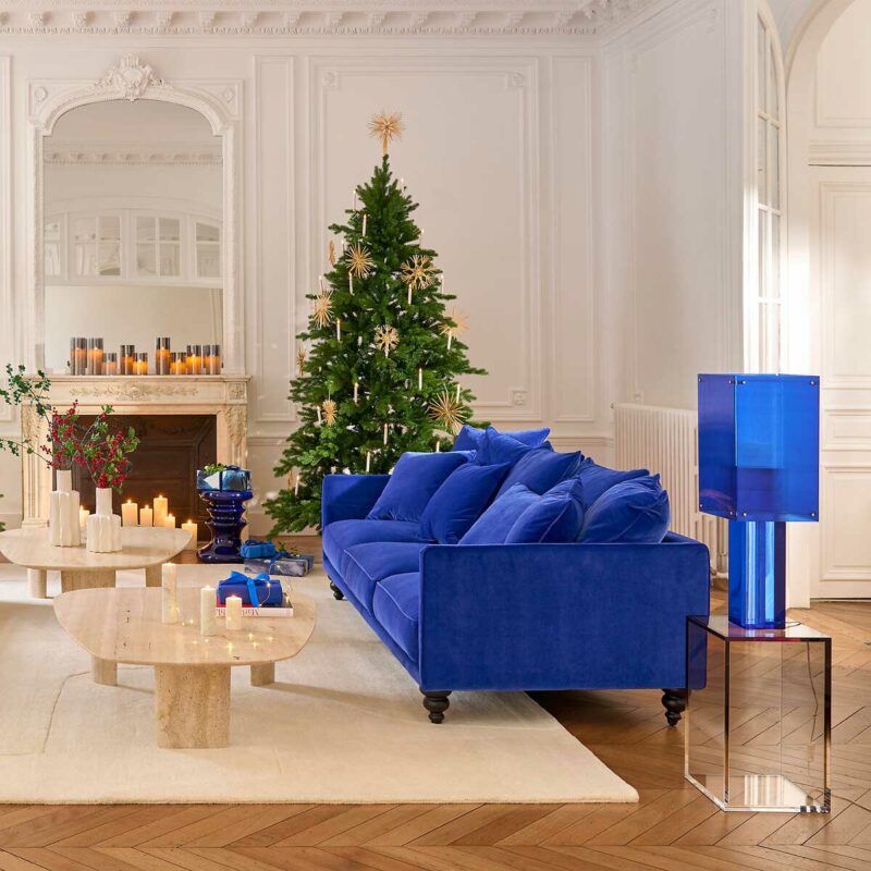 Appartement haussmannien avec canapé bleu cobalt et pieds noirs
