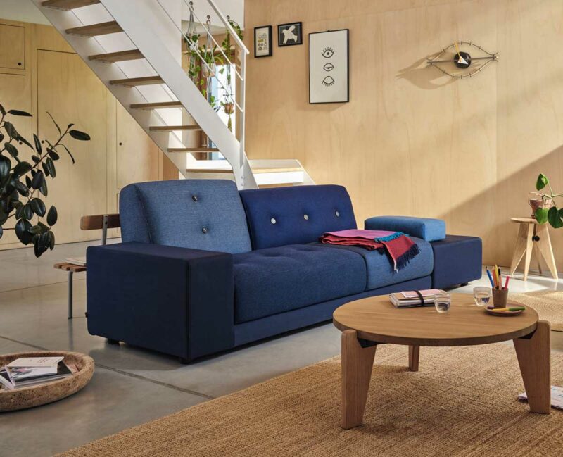 Canapé en tissu allant du bleu profond au bleu denim