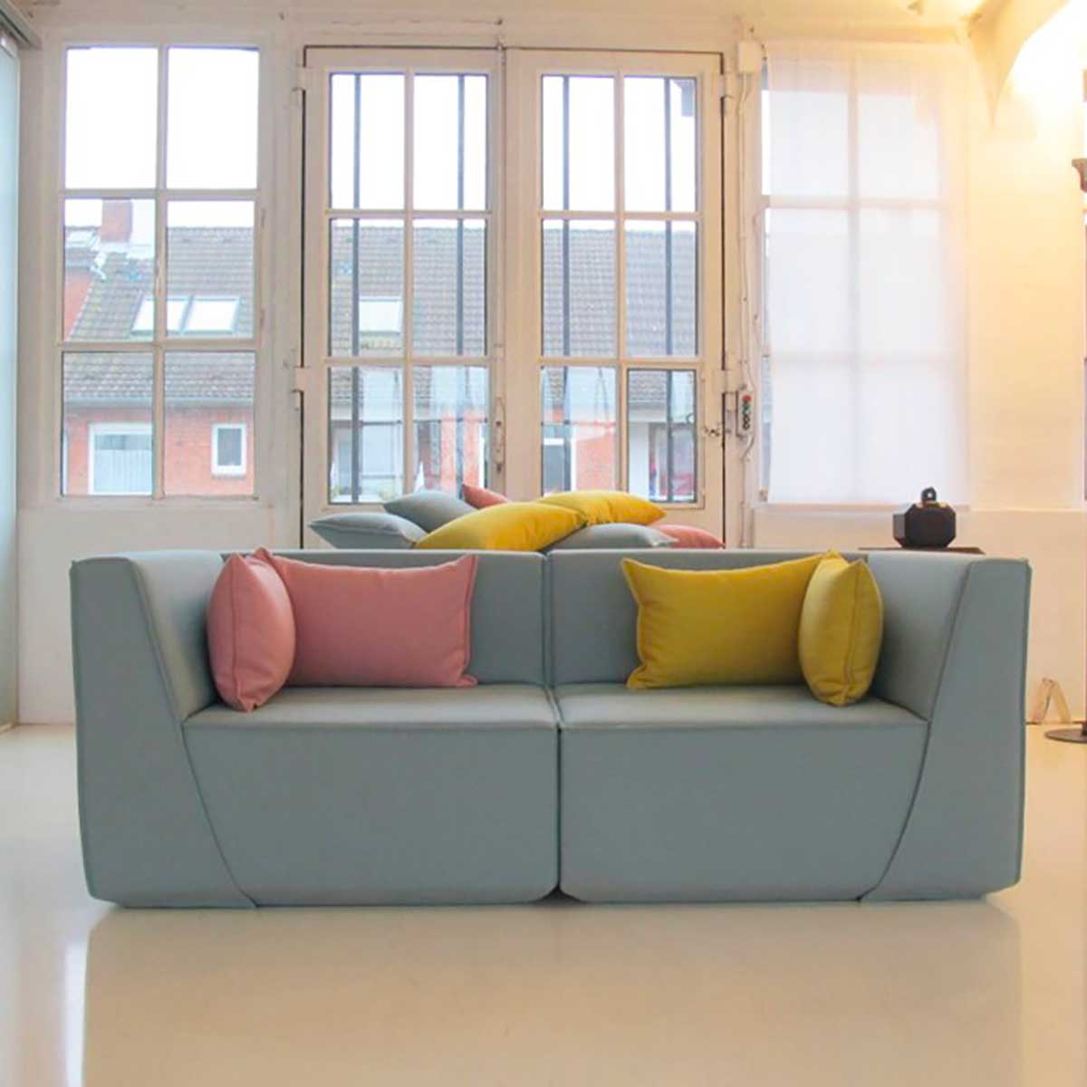 Canapé bleu : 29 idées déco pour sublimer votre salon
