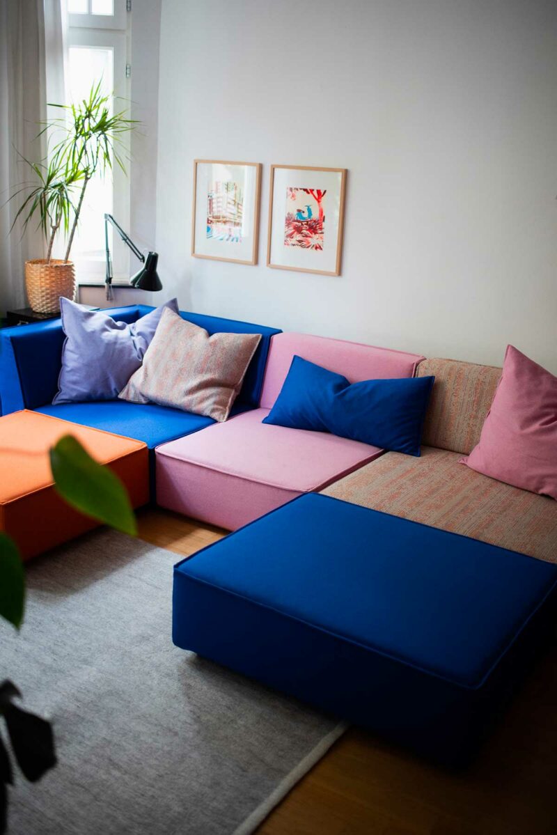 Modules bleus vifs pour ce canapé au design épuré