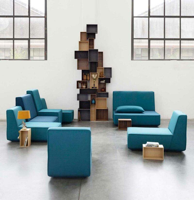 Nuances de modules de canapés bleus dans un salon design