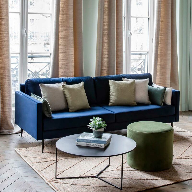 Salon avec canapé deux places en velours bleu