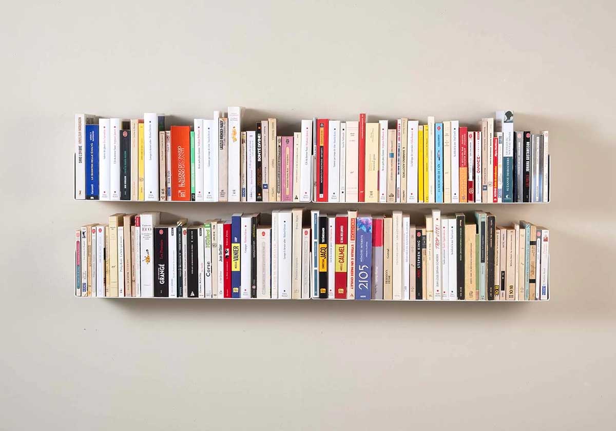 Étagère minimaliste pour mettre en valeur des livres sur un mur