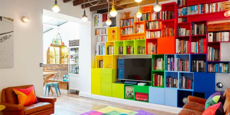 Livres rangés dans une grande étagère modulable colorée