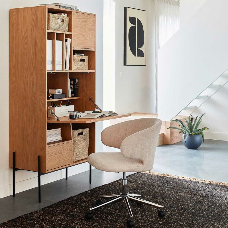 Un meuble secrétaire tout en hauteur avec plateau abattant