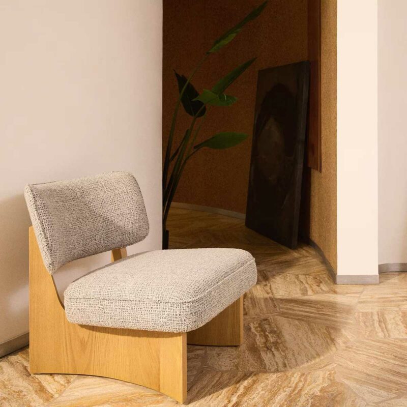 Bois et tissu : fauteuil à l’alliance parfaite du style et du confort