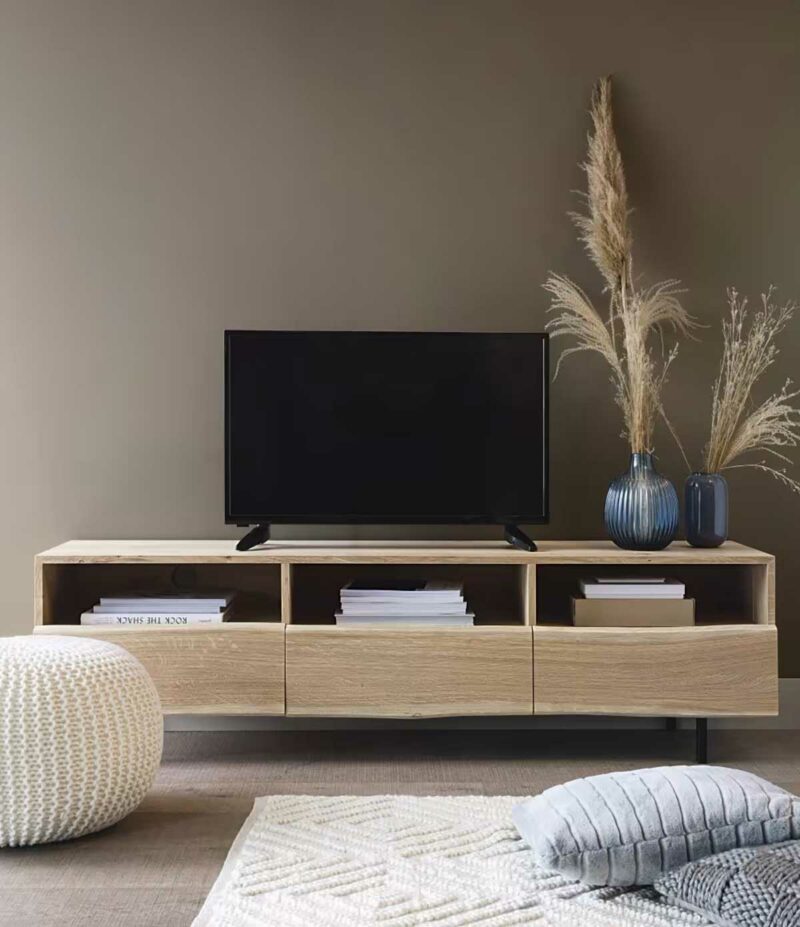 Chêne massif et pieds métalliques : un meuble TV moderne