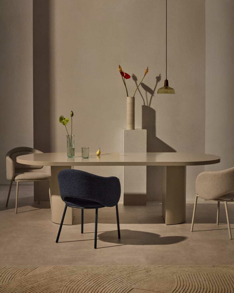 Forme arrondie et style épuré pour cette grande table laquée écrue