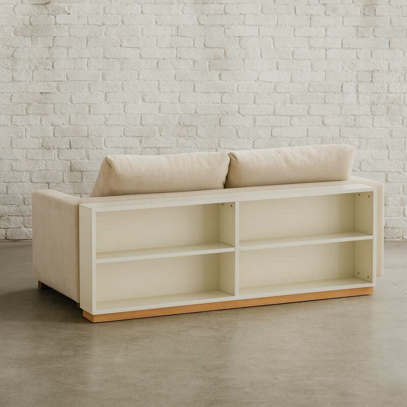 Bibliothèque blanche derrière un canapé