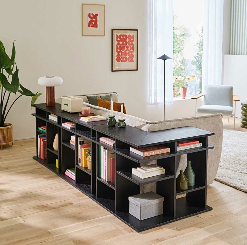 Dos de canapé aménagé avec une étagère d'angle en bois noir