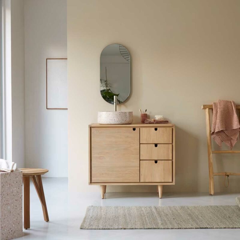 Design épuré pour ce meuble de salle de bains en bois clair