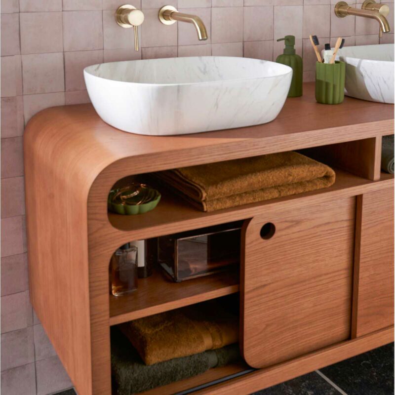 Design esprit scandinave pour ce meuble double vasque en bois