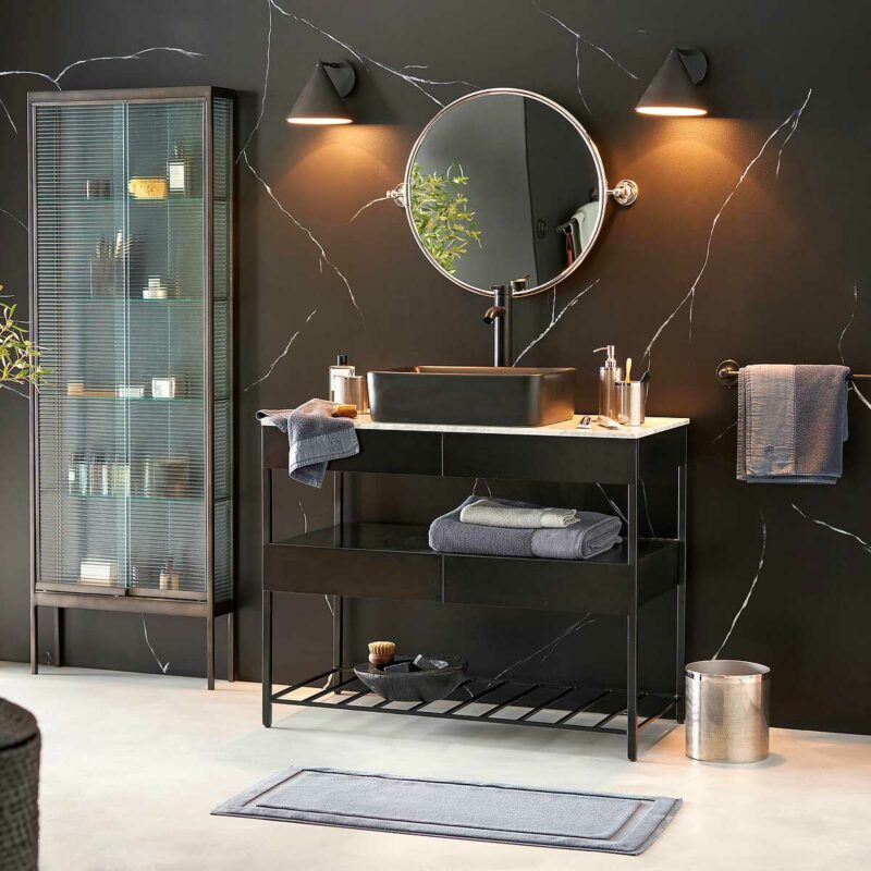 Marbre et métal : un meuble de salle de bains ultra design