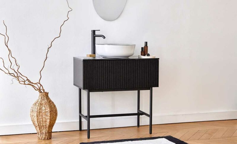 Meuble de salle de bains design noir sur pieds fins
