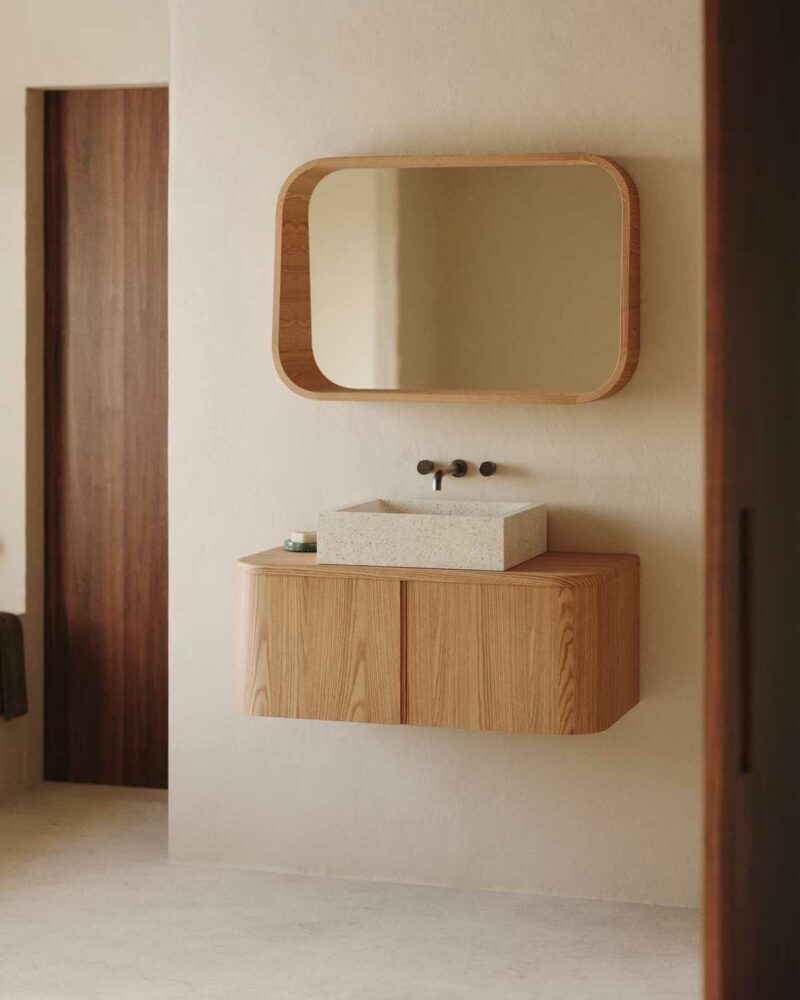Minimalisme design et matières nobles dans la salle de bains