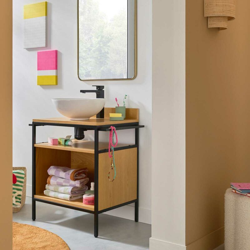 Petit meuble au design ouvert dans une salle de bains