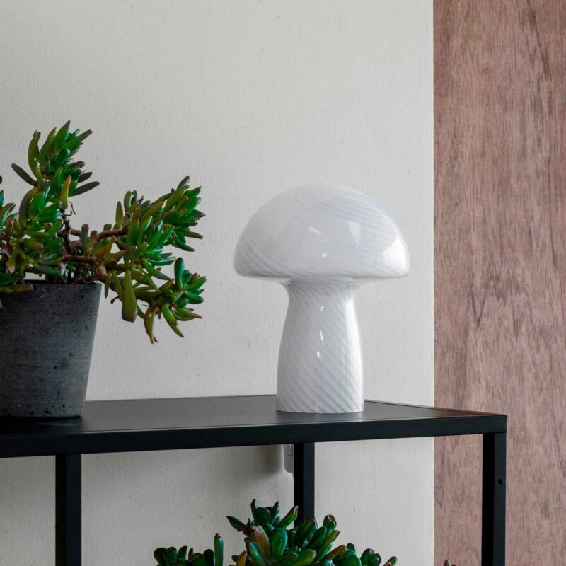 Le charme d’un champignon lumineux en verre opalin