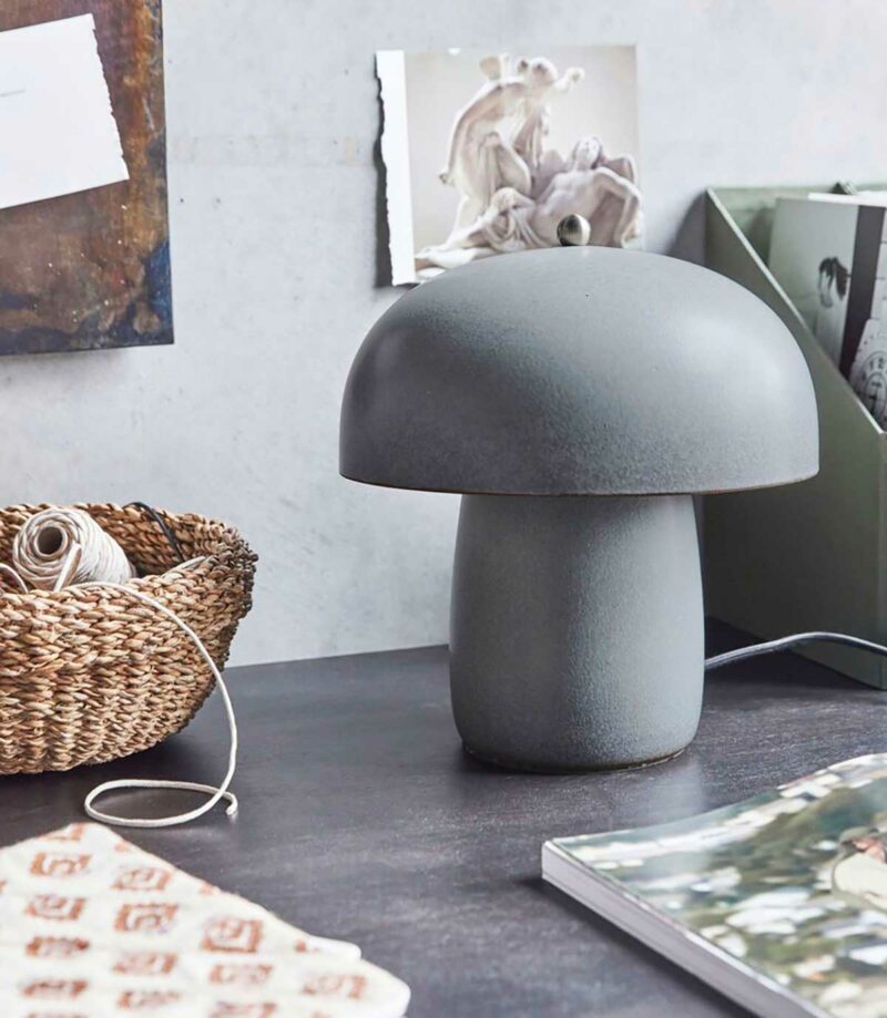 Minimalisme et rondeur pour cette lampe champignon grise