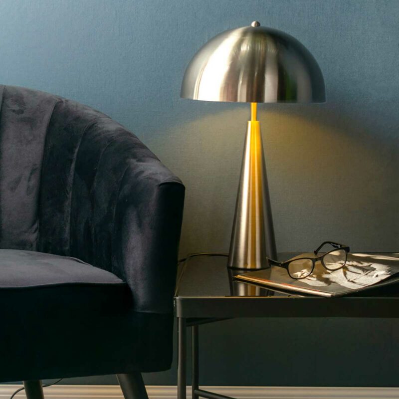 Salon avec lampe champignon en métal coloris chrome