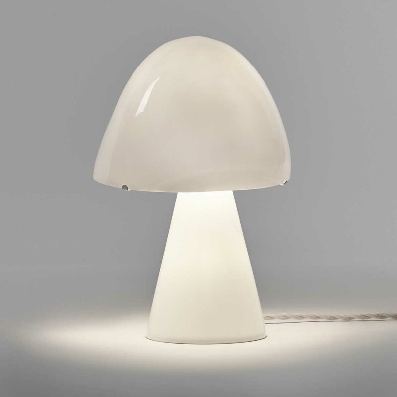Une lampe en porcelaine blanche imitant la forme d'un champignon