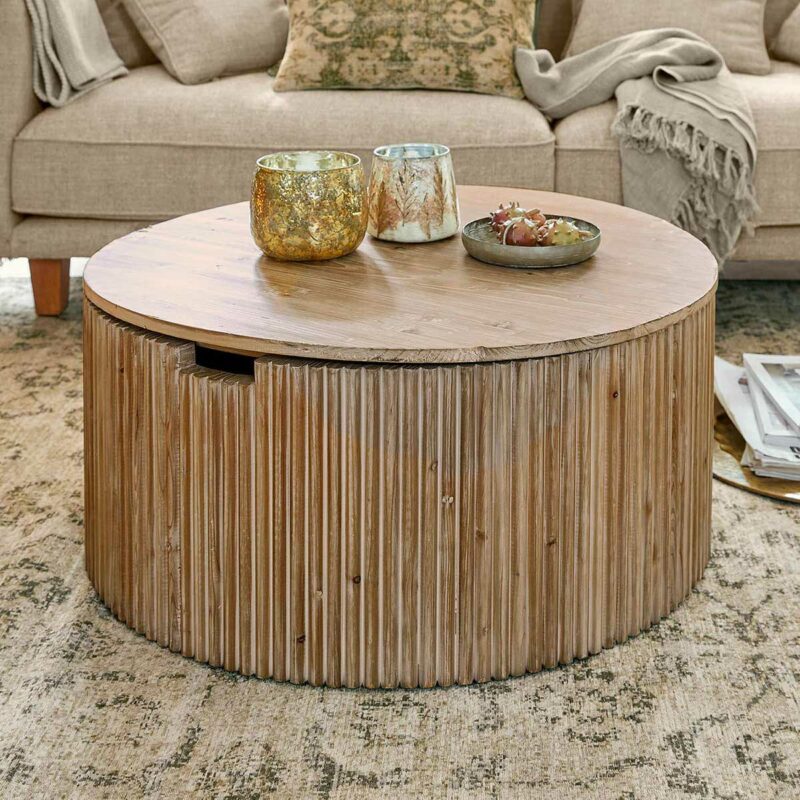 Charme patiné et rangement caché pour cette table basse coffre