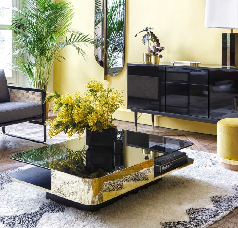 Table basse vintage dorée : du style et du rangement discret