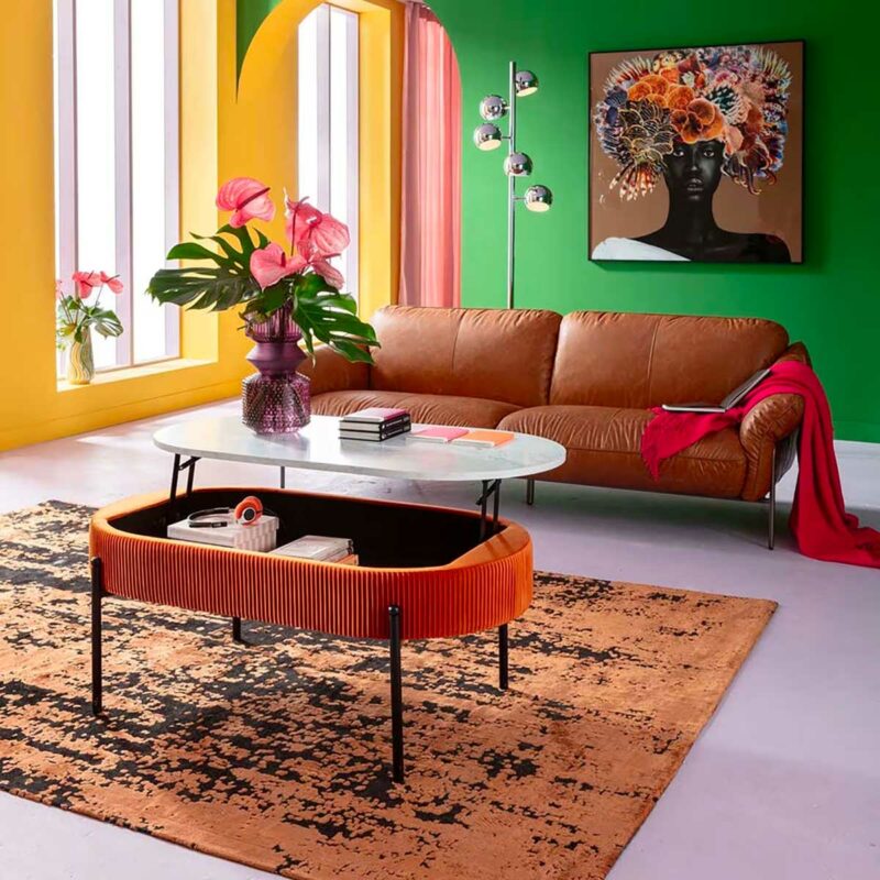 Un grand coffre dissimulé par le plateau de cette table au design original