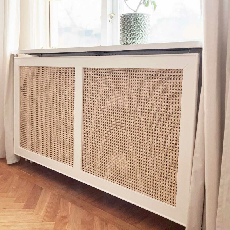 Un panneau suspendu pour cacher le radiateur avec charme vintage