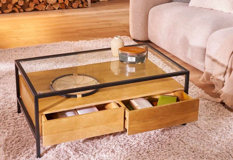 Verre, métal et bois pour une table basse dédiée au rangement !