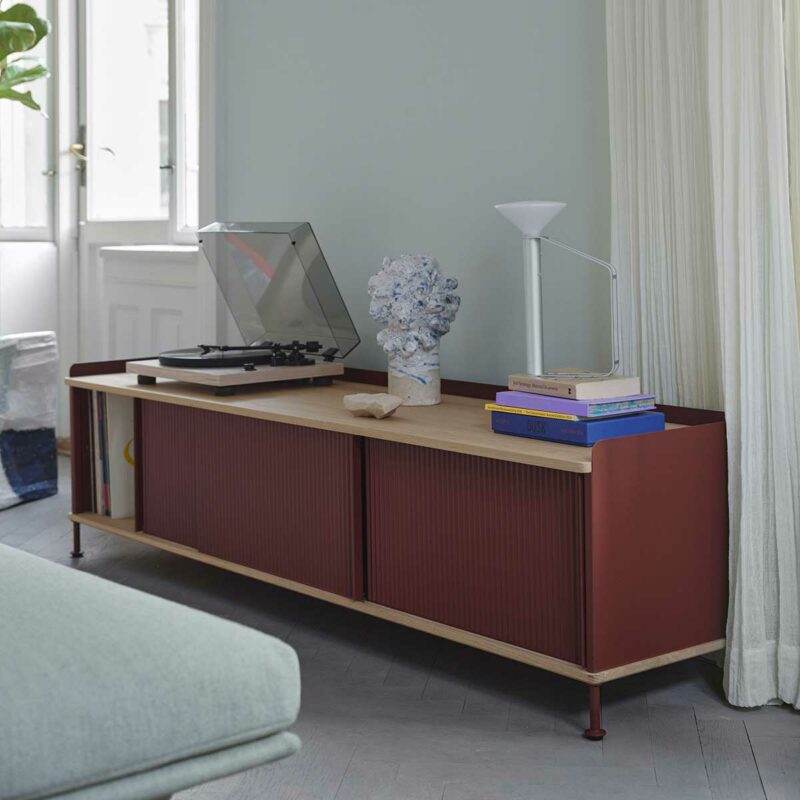 Buffet contemporain avec portes coulissantes nervurées