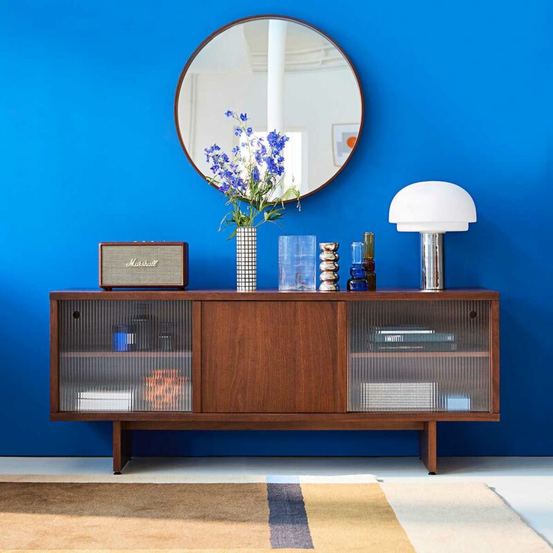 Buffet moderne en bois foncé avec portes coulissantes en verre strié