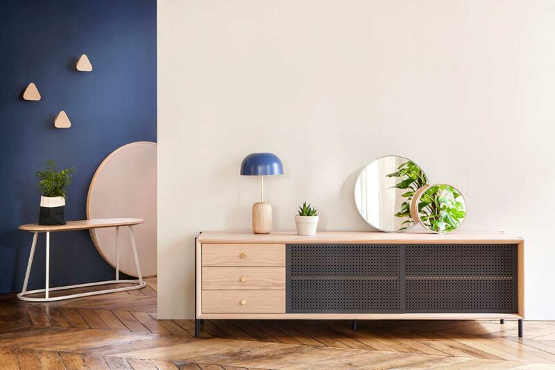Buffet rétro-contemporain avec portes coulissantes ajourées