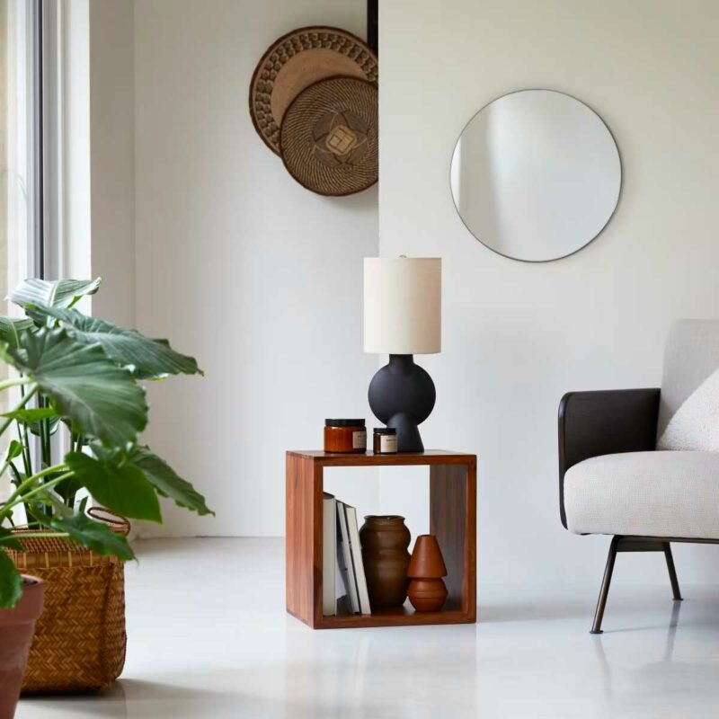 Cube en bois massif avec rangement intégré