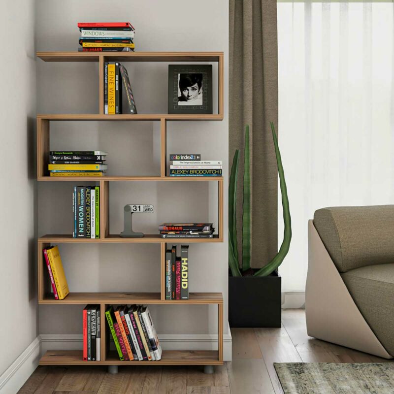 Design contemporain pour cette bibliothèque peu profonde en bois