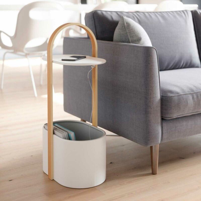 Gestion des fils intégrée dans le design pour cette table d'appoint