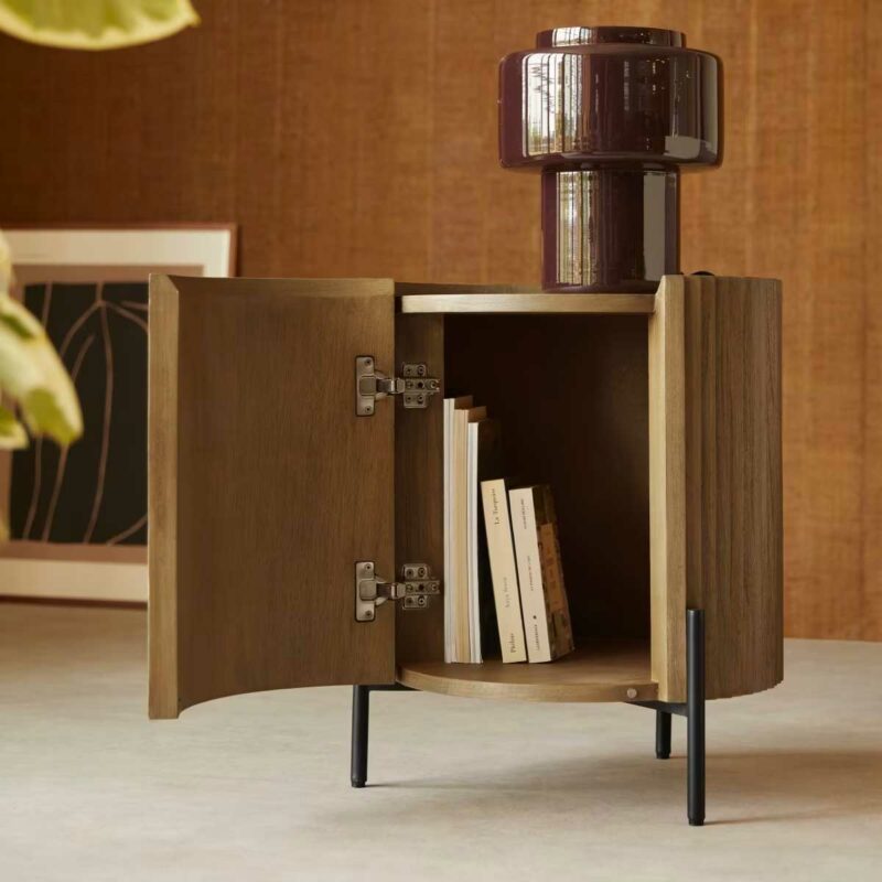 Grand volume caché derrière une porte
