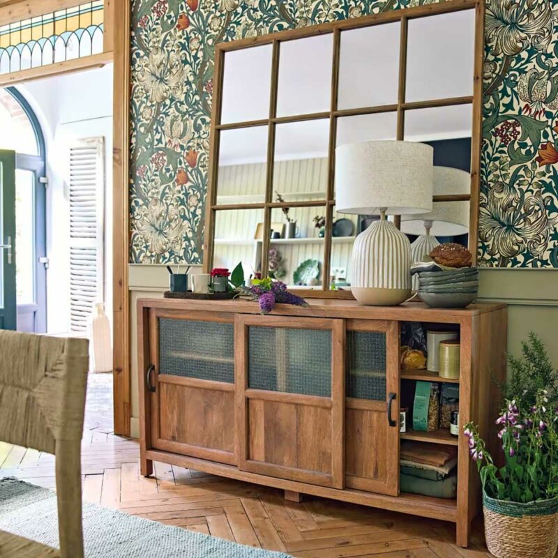L’esprit maison de campagne avec un buffet à portes coulissantes