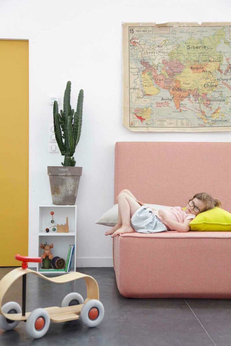 Rangement discret dans un format compact pour ce bout de canapé