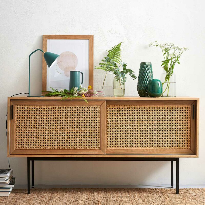 Tendance cannage pour ce petit buffet à portes sur rails