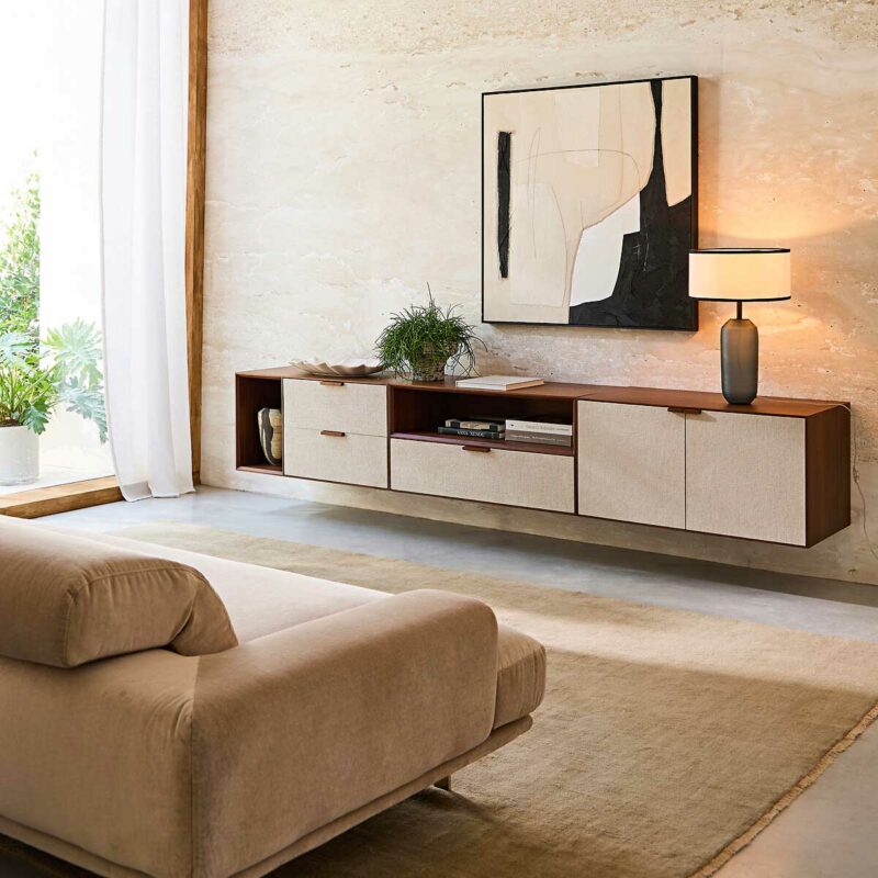 Alliance du bois et du textile pour un meuble TV suspendu moderne