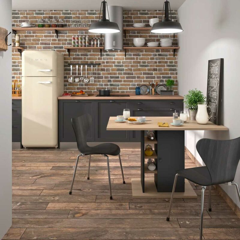 Déco industrielle avec table disposée contre un mur